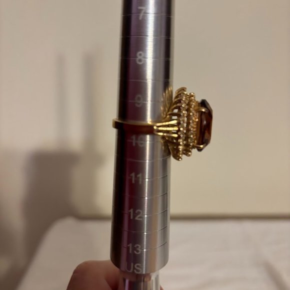 Beautiful Brown Color Ring with Crystals in Gold Tone Setting - size 9.5 - Picture 11 of 16